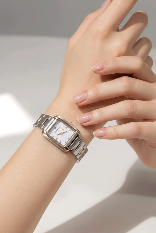 Relógio Feminino Comparatto Analógico Retangular Bicolor Prata e Dourado com Mostrador Branco