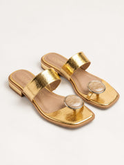 Sandália Rasteira Dourada Metalizada com Ornamento Resinado